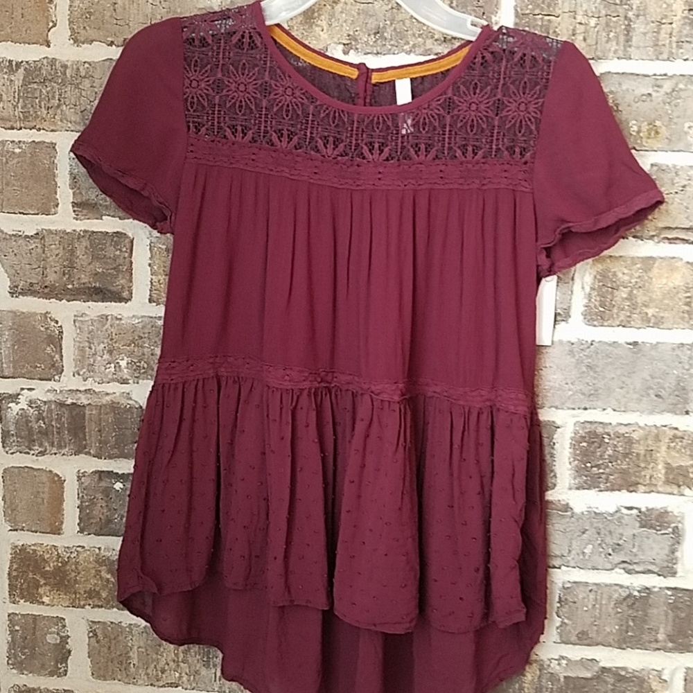 ❤Xhilaration Burgandy Lace Top